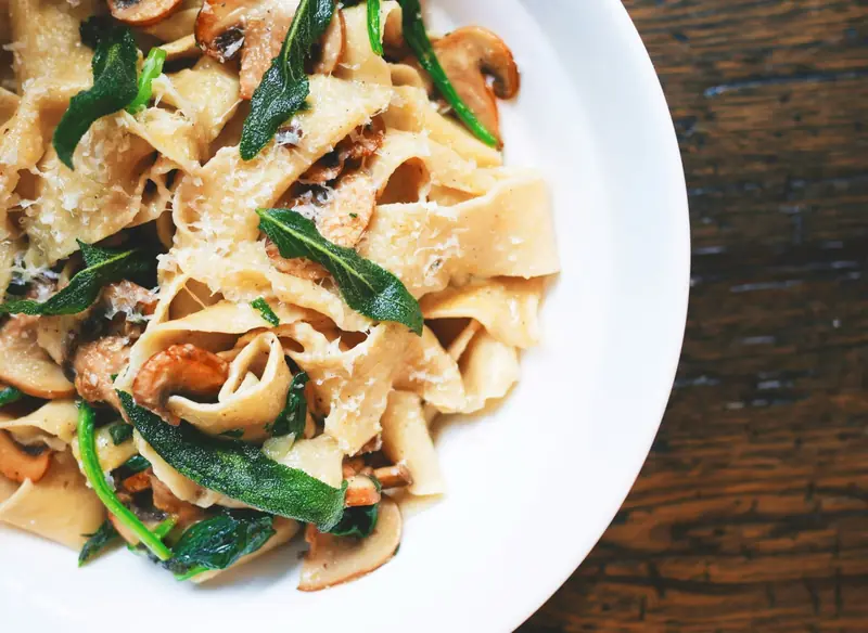 Bandnudeln mit Champignons und Spinat